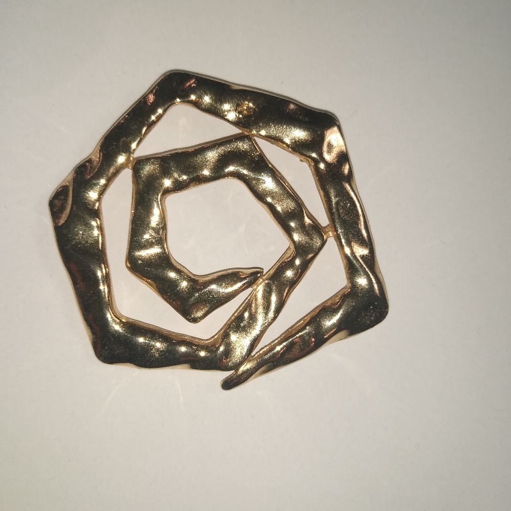 GOld tone brooch Hammered Spiral Abstract Vintage Primitive Unisex